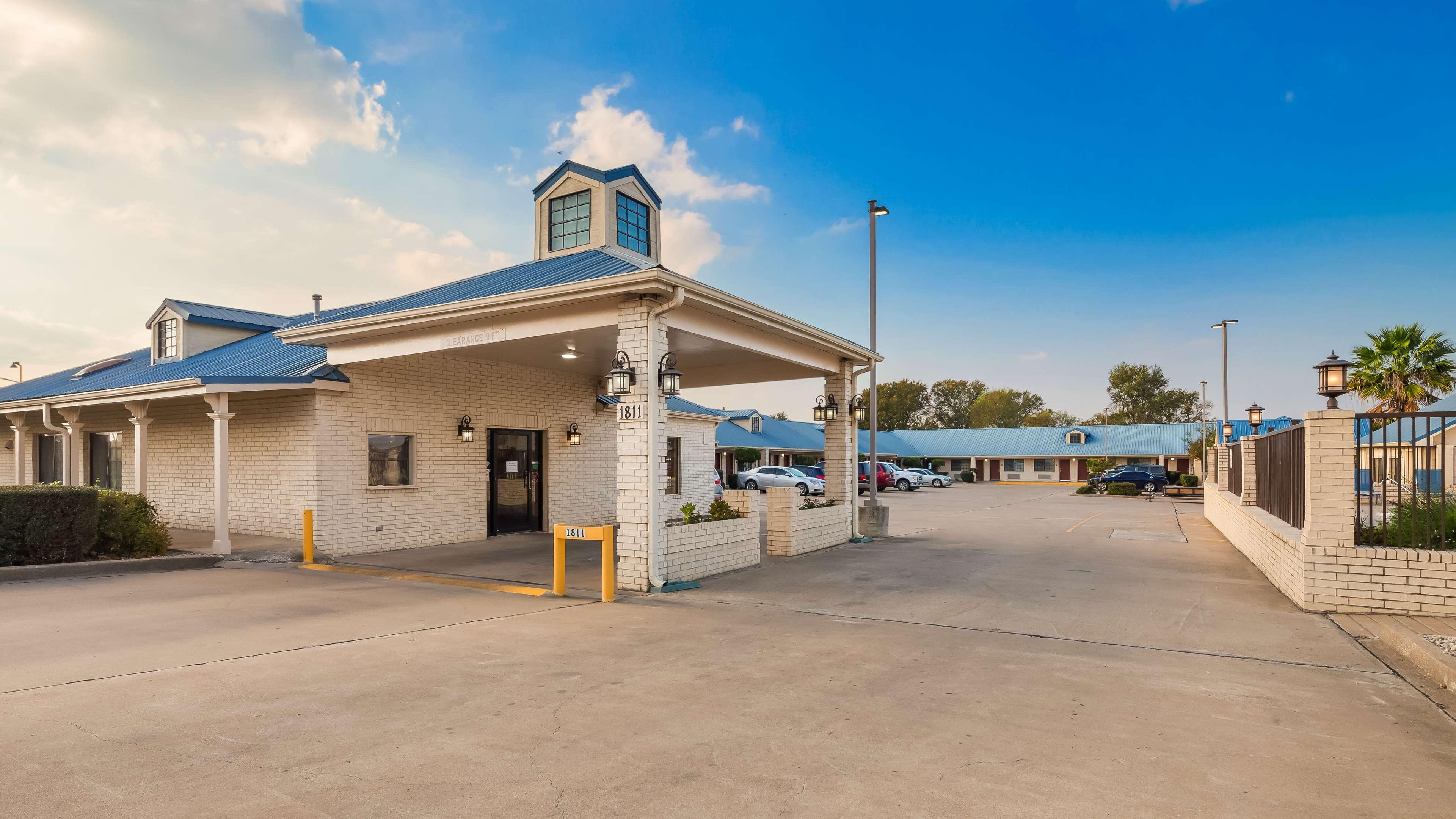 Gonzales Best Western Regency Inn & Suites מראה חיצוני תמונה
